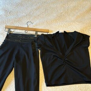 I’m selling combo top and leggings (black) used . Bombshell sportswear